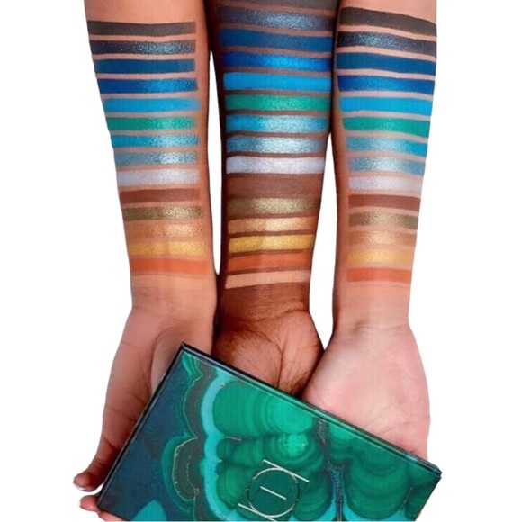 🎄SALE! HipDot Cenote Pressed Eyeshadow Palette 15 Beautiful Shades Mirror - Picture 3 of 6